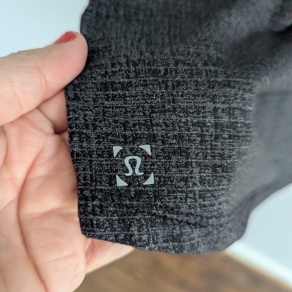 Men's Lululemon Heathered Black XL In Mind Athletic Tshirt - Picture 2 of 5